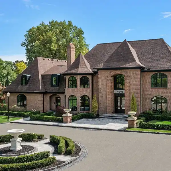 EXTRAORDINARY LAKEFRONT ESTATE