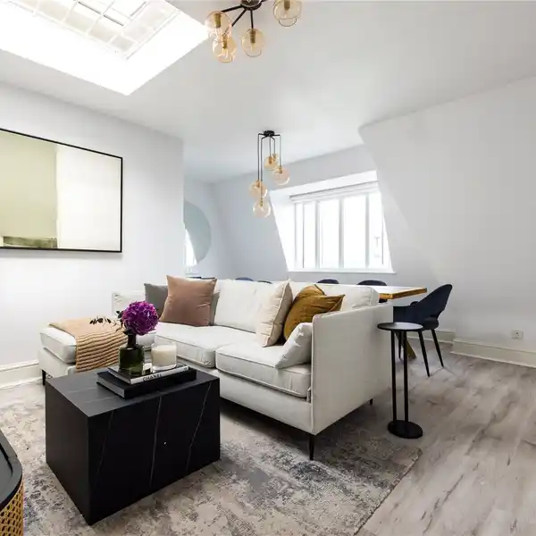 CHARMING APARTMENT IN A PERIOD BUILDING