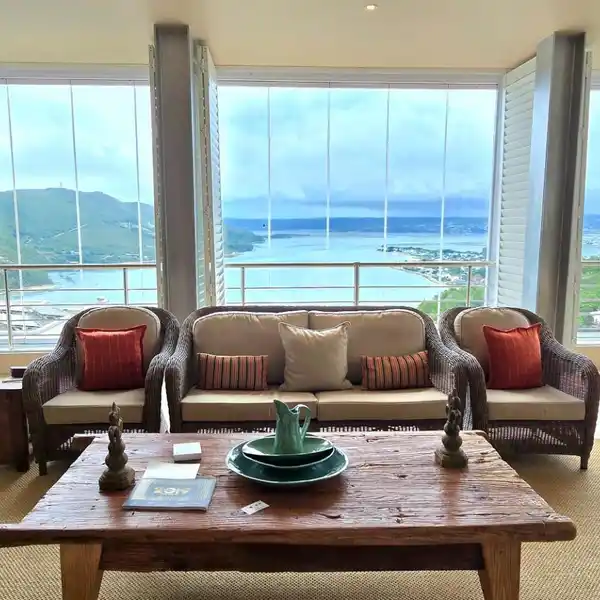 LUXURIOUS LAGOON-FRONT LIVING