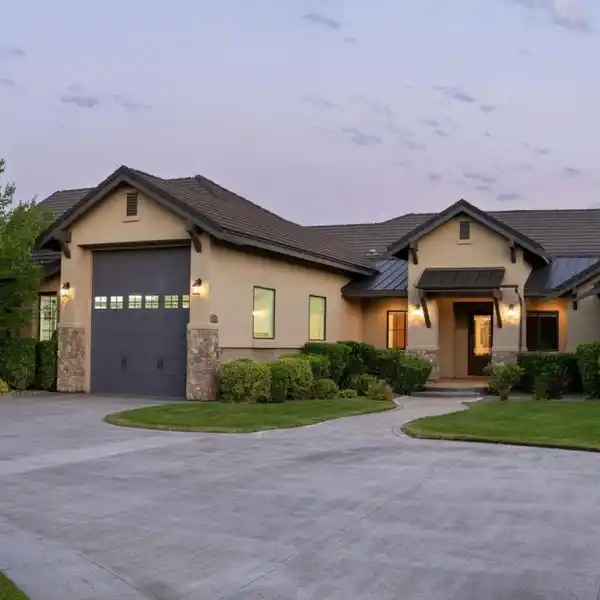 SPACIOUS HOLCOMB RANCH ESTATE WITH GRAND GARAGE