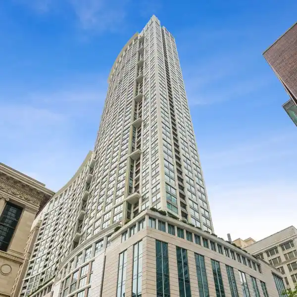 ELEGANT RESIDENCE ON THE 41ST FLOOR OF THE HERITAGE