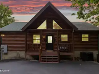 Timeless Log Cabin with Breathtaking Mountain View