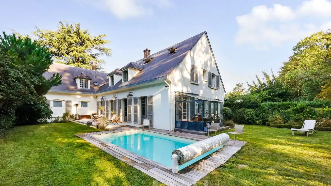 Bright and Peaceful Private Residence