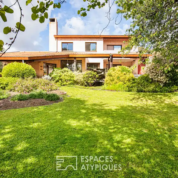 ELEGANT ARCHITECT-DESIGNED RESIDENCE