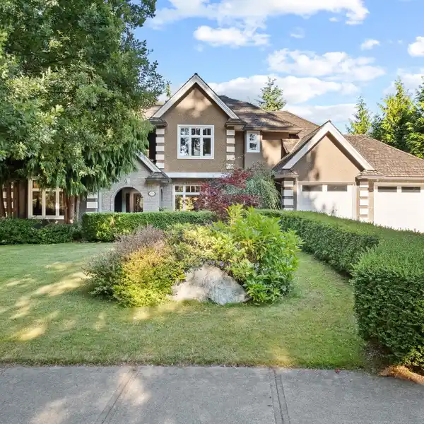 BEAUTIFUL CUSTOM HOME IN THE COVETED ELGIN AREA