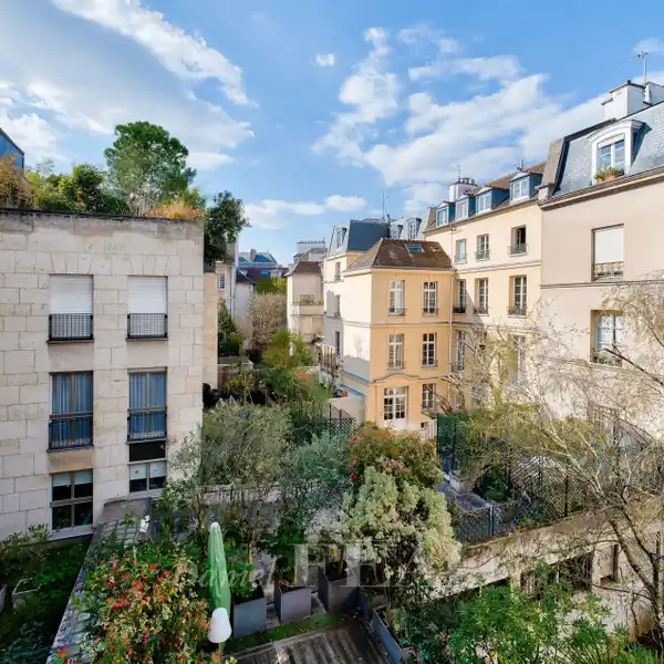 TOP-FLOOR APARTMENT IN A RENOVATED BUILDING