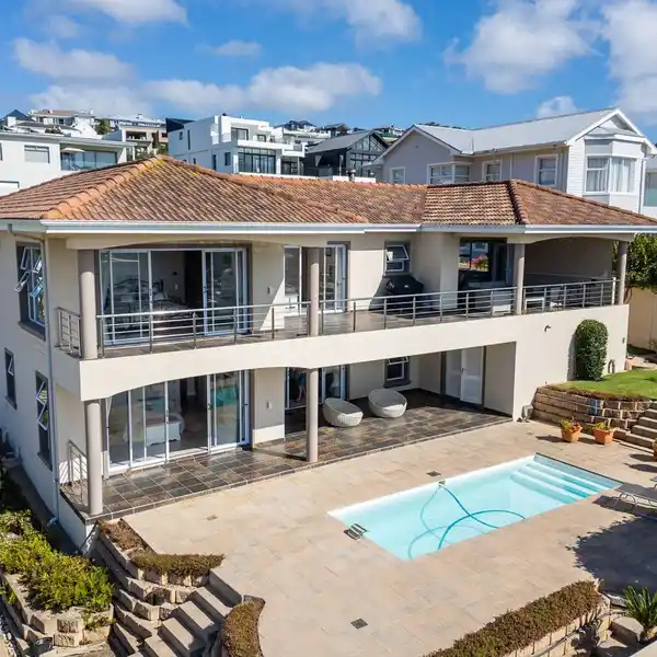 PRIME LOCATION WITH SEA VIEWS