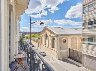 Spacious 1920s Apartment with High Ceilings