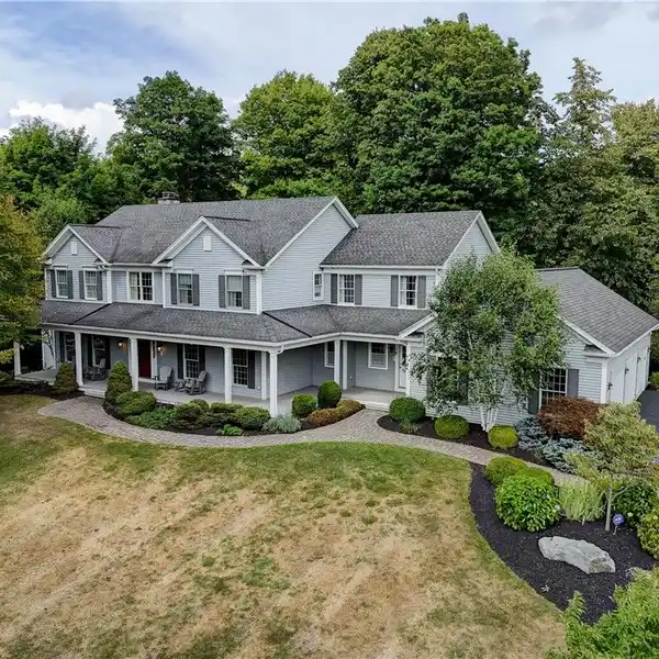 ELEGANT COLONIAL ON A PRIVATE DRIVE