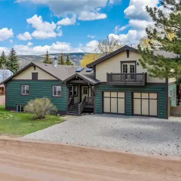 MOUNTAIN CHARM IN A DESIRABLE COMMUNITY