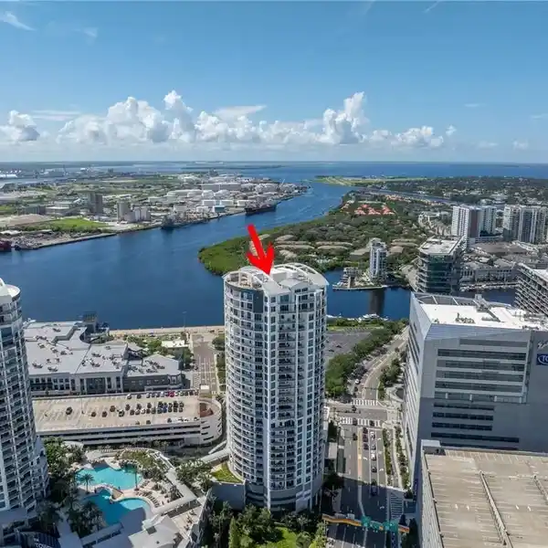 EXQUISITE PENTHOUSE IN THE TOWERS OF CHANNELSIDE