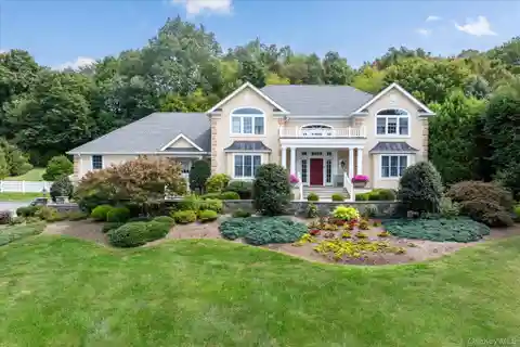 Exquisite Colonial Estate in Primrose Farms