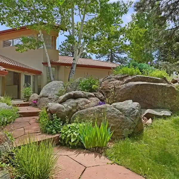 STRIKING ARCHITECTURAL WITH MOUNTAIN VIEWS