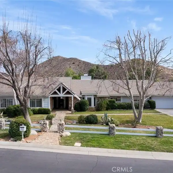 LUXURY HOME IN THE EXCLUSIVE CROWN MEADOW ESTATES