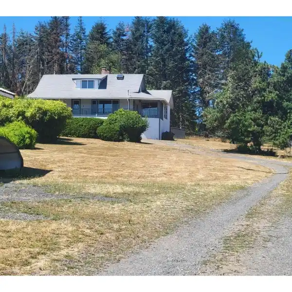 DUAL-HOME PROPERTY PERFECT FOR GENERATIONS