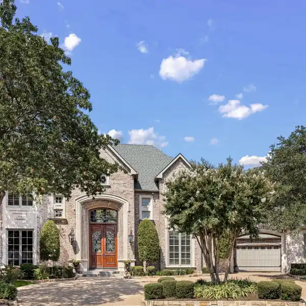 GOURMET CHEF’S KITCHEN, CATHEDRAL CEILINGS AND WALL OF WINDOWS