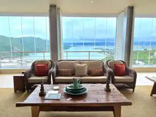 Luxurious Lagoon-Front Living