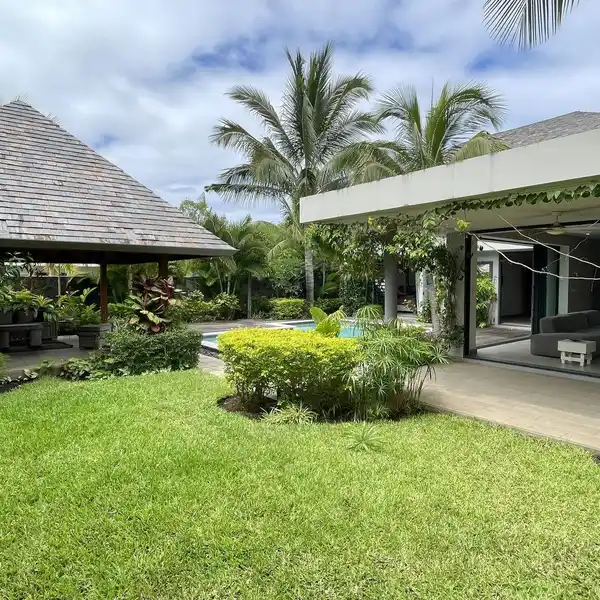 SPACIOUS TROPICAL VILLA WITH VERANDAH AND POOL