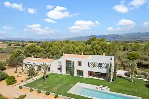 Modern and Comfortable Luxury Country House in Santa María Del Camí