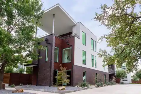 Modern Contemporary in Prime Knox-Henderson Location