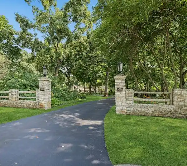 STONE WOOD MANOR
