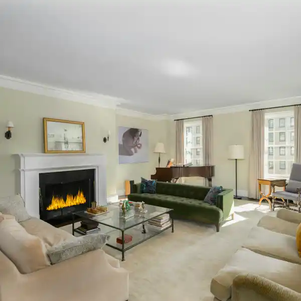 12-ROOM CLASSIC IN ELEGANTLY RENOVATED CONDITION