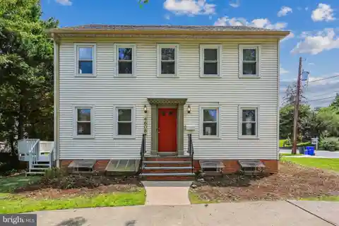 Charming Colonial Steps from Metro