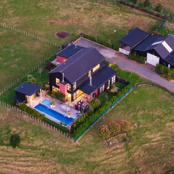 ELEGANT RURAL RETREAT WITH POOL HOUSE AND STABLES