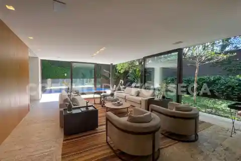 Striking Contemporary Estate