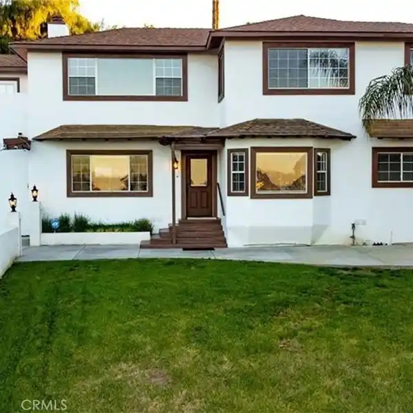 CUSTOM HOME WITH EXQUISITE VIEWS NESTLED IN VISTA