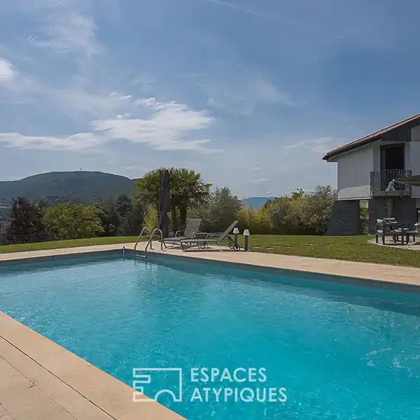 ARCHITECT-DESIGNED VILLA WITH A STRIKING VIEW