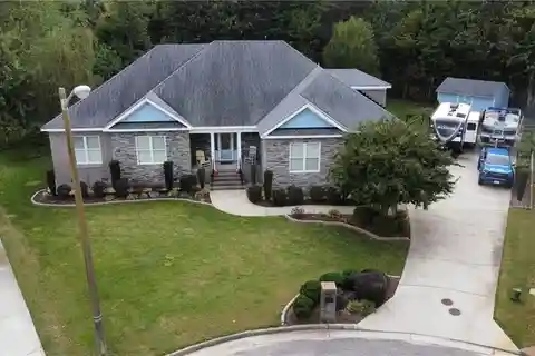 Lovely Home Full of Upgrades