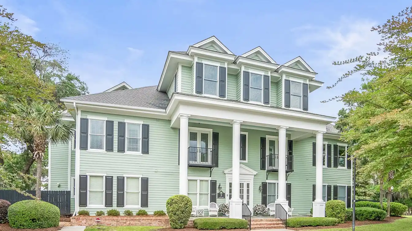 Luxurious Second Floor Condominium
