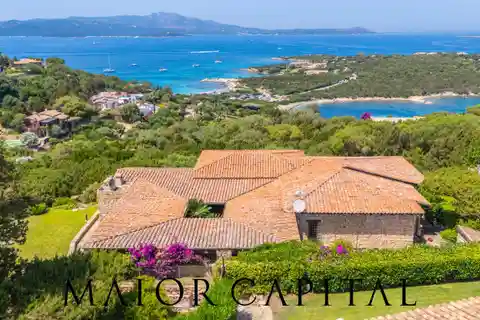 Prestigious Villa Immersed in Nature