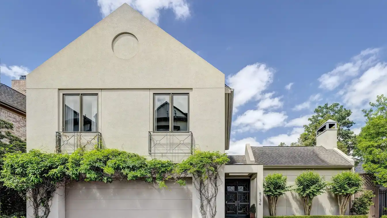 Luxury and Privacy in a Prestigious Gated Community