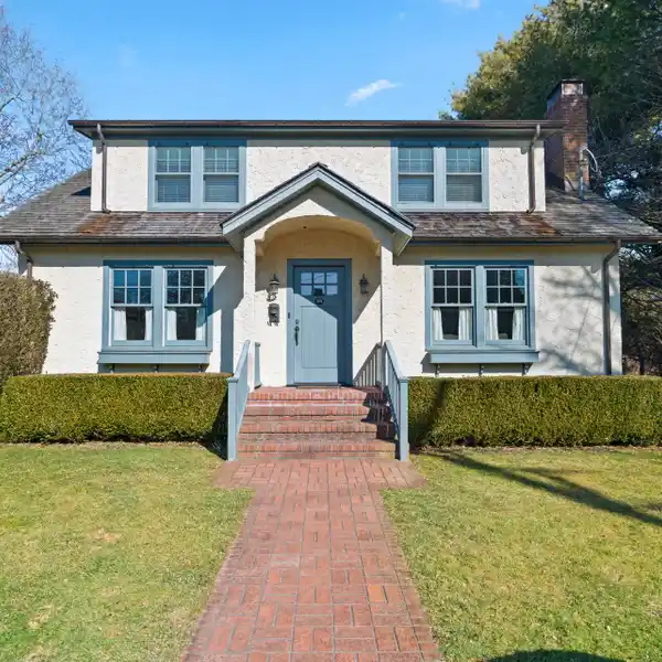 PERFECT PRIVACY WITH IDEAL VILLAGE PROXIMITY