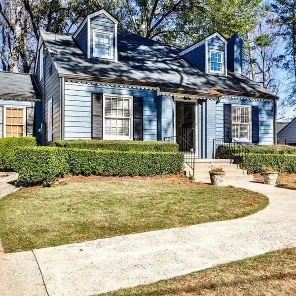 CHARMING HOME IN SOUGHT-AFTER SPRINGLAKE