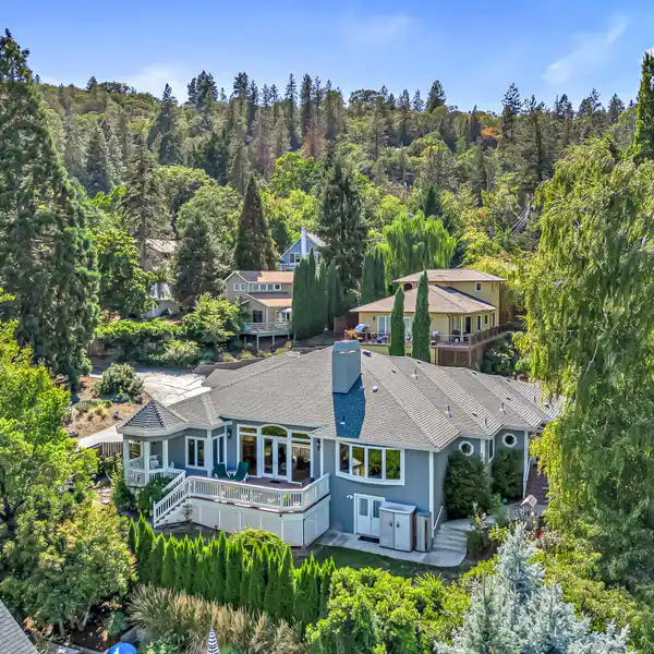CUSTOM SINGLE-LEVEL VIEW HOME