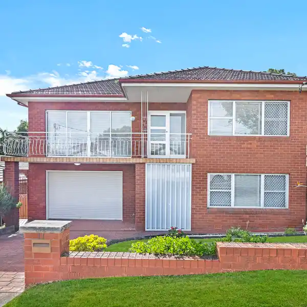 FULL BRICK RESIDENCE WITH ENORMOUS POTENTIAL