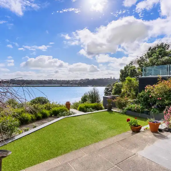 WATERFRONT ARCHITECTURAL ICON