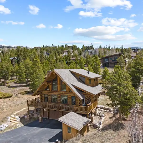 ENJOY THE SERENE MOUNTAIN SURROUNDINGS