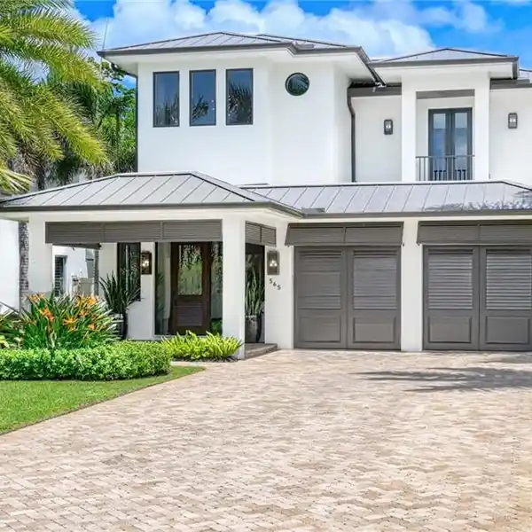 THE ULTIMATE NAPLES LIFESTYLE