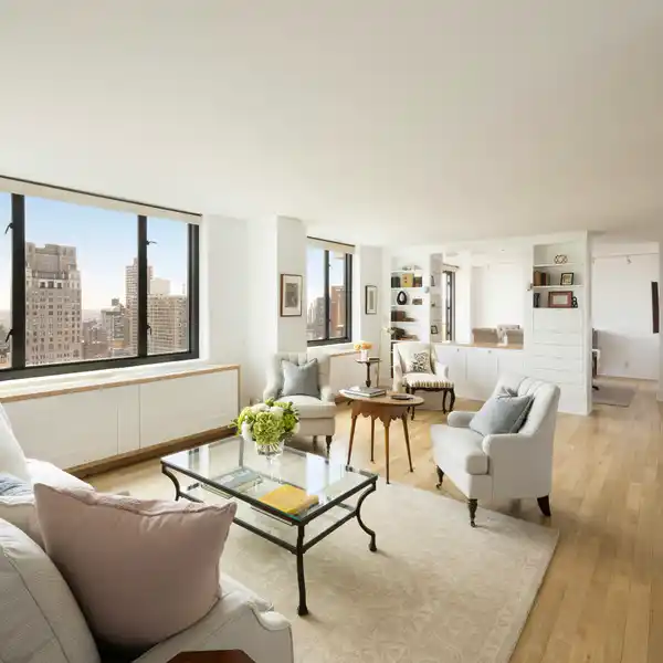 REFINED LIVING WITH SWEEPING PANORAMAS