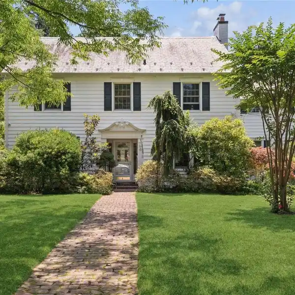 IMPECCABLY MAINTAINED COLONIAL HOME IN THE HEART OF EAST WILLISTON