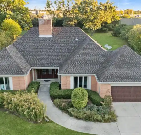 CUSTOM CENTER ISLAND ANCHORS GOURMET CHEF’S KITCHEN