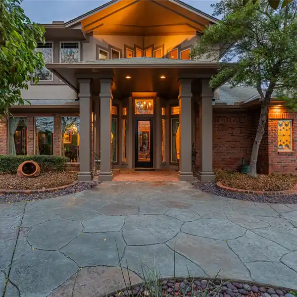 A VACATION-LIKE LUXURY LIFESTYLE