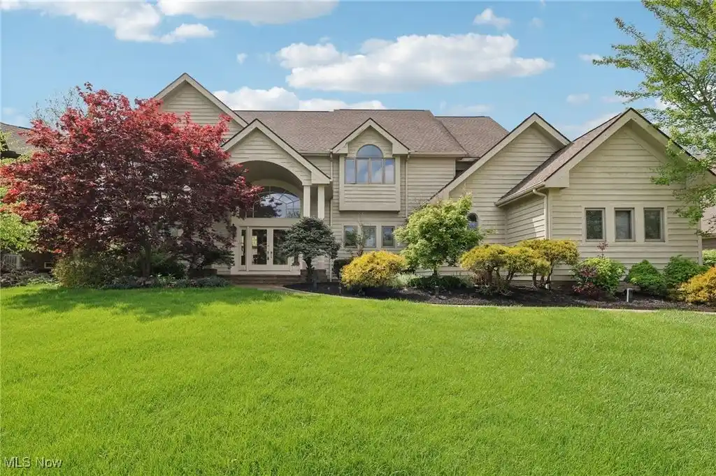 Beautifully Maintained Home in the Barrington Golf Community