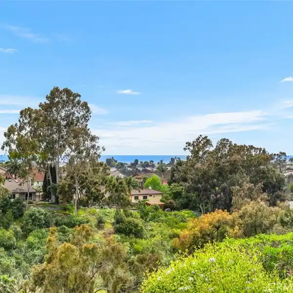 BEAUTIFULLY MAINTAINED HOME IN SHORECLIFFS TERRACE