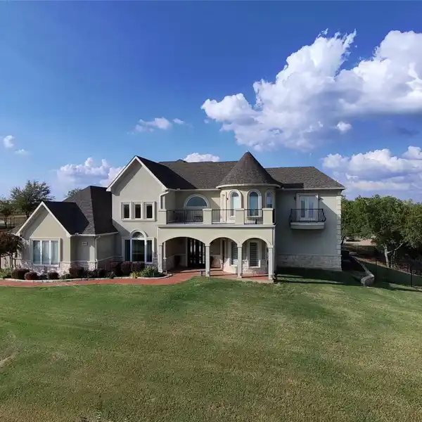 CUSTOM-BUILT HOME IN THE LAKE RIDGE COMMUNITY