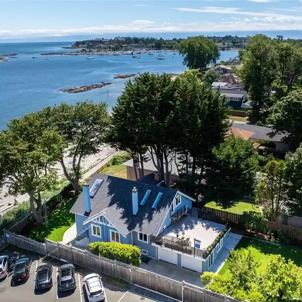 CHARMING FULLY RENOVATED DUPLEX IN THE ESPLANADE
